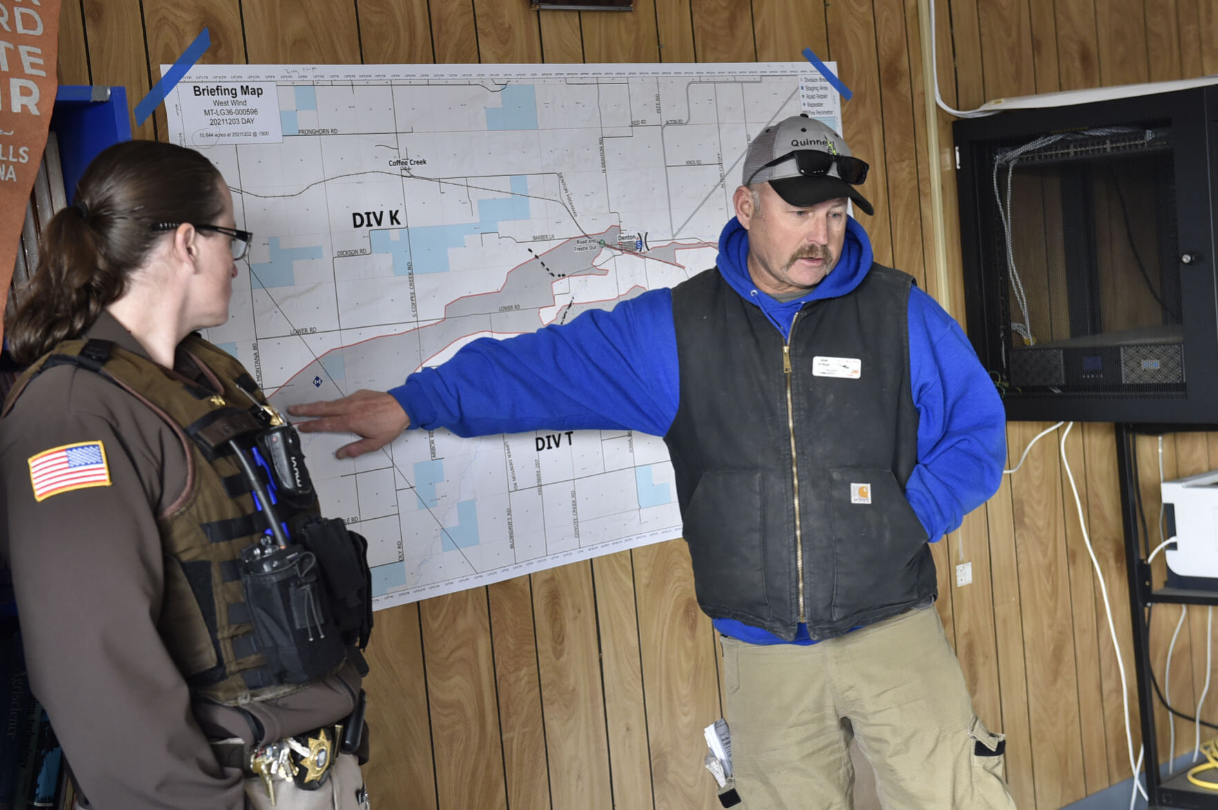 Don Pyrah leads a briefing on the West Wind Fire